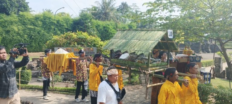 Kirab Sego Wiwit ditampilkan dalam kegiatan Festival Bumi Mandala di Komplek Candi Ngawen Muntilan Kabupaten Magelang, Sabtu (03/06).