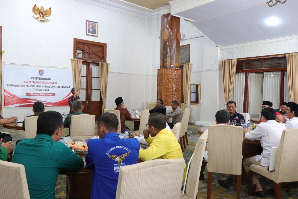 Pemkab Cilacap Serahkan Bankeu Rp 2,9 Miliar Kepada 9 Partai Politik