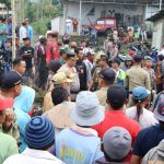 Warga Aksi Demo Tolak Galian C dengan Memblokade Jalan Kertek – Kledung
