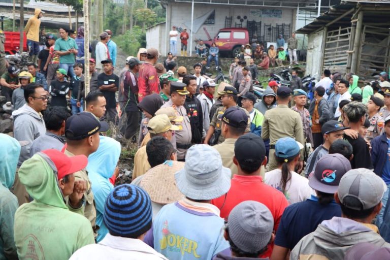 Warga Aksi Demo Tolak Galian C dengan Memblokade Jalan Kertek – Kledung