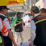 Kisah Pengabdian Petugas, Membantu Jemaah Haji Lansia Bersuci