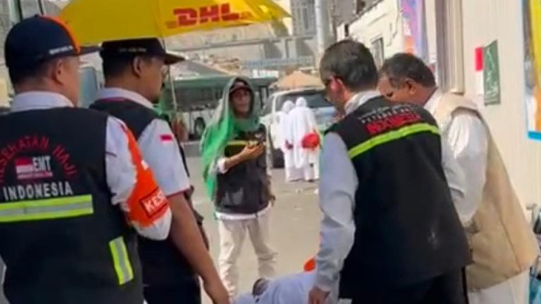 Kisah Pengabdian Petugas, Membantu Jemaah Haji Lansia Bersuci