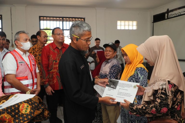 Sekda Jateng Serahkan Rp 2 M, untuk Santunan Reaktivasi Jalur KA Stasiun Tawang- Tanjung Emas