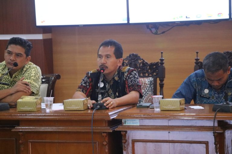 Sekda Jepara Edy Sujatmiko, saat menerima audiensi Koalisi Kawali.