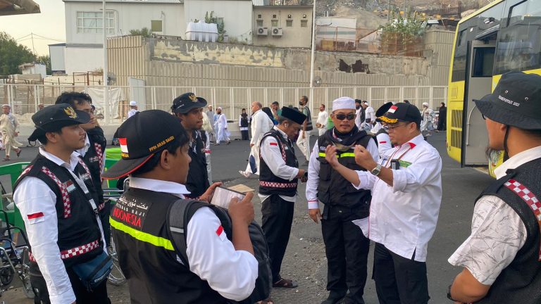 Kasi Transportasi Daker Makkah Asep Subhana beri arahan ke Tim Transportasi.