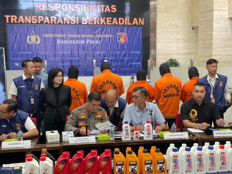 Polri Ungkap Ribuan Botol Oli Palsu, Omzet Per Bulan Miliaran Rupiah