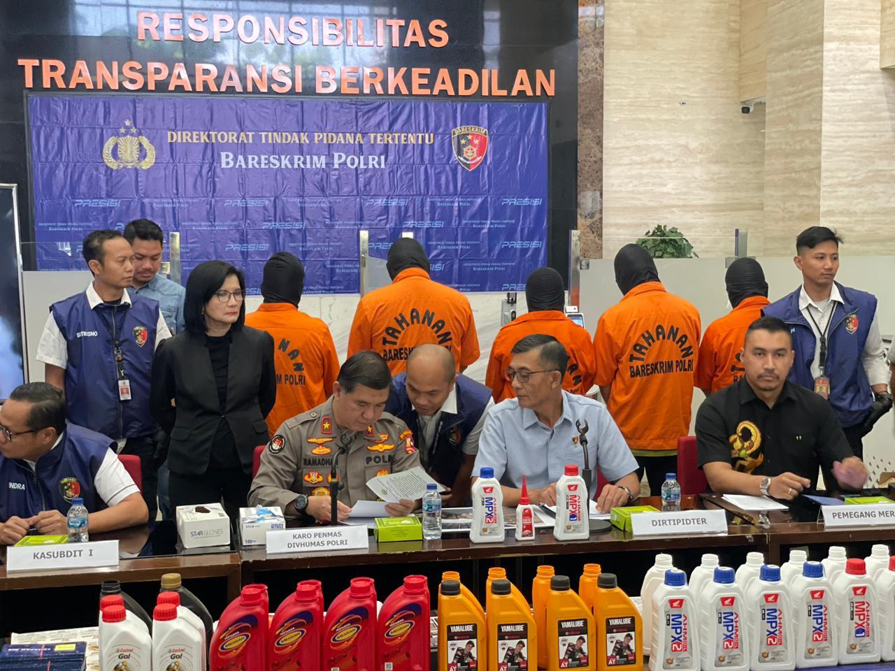 Polri Ungkap Ribuan Botol Oli Palsu, Omzet Per Bulan Miliaran Rupiah