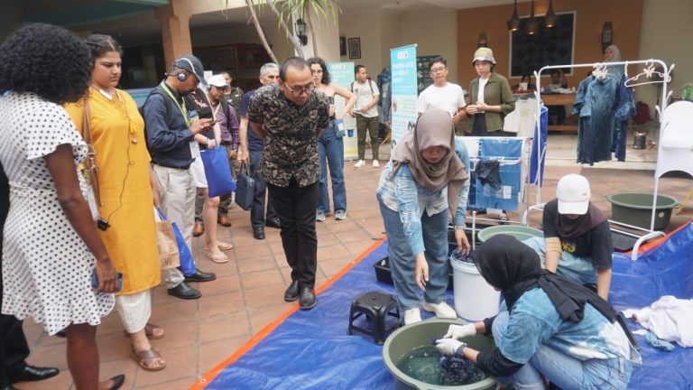 Kemitraan Ajak Perajin Batik di Kota Pekalongan Gunakan Pewarna Alam