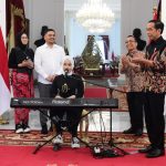Presiden Jokowi menerima Putri Ariani, di Istana Merdeka Jakarta, Rabu (14/06).