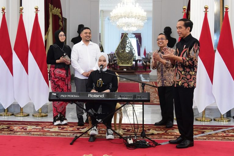 Presiden Jokowi menerima Putri Ariani, di Istana Merdeka Jakarta, Rabu (14/06).