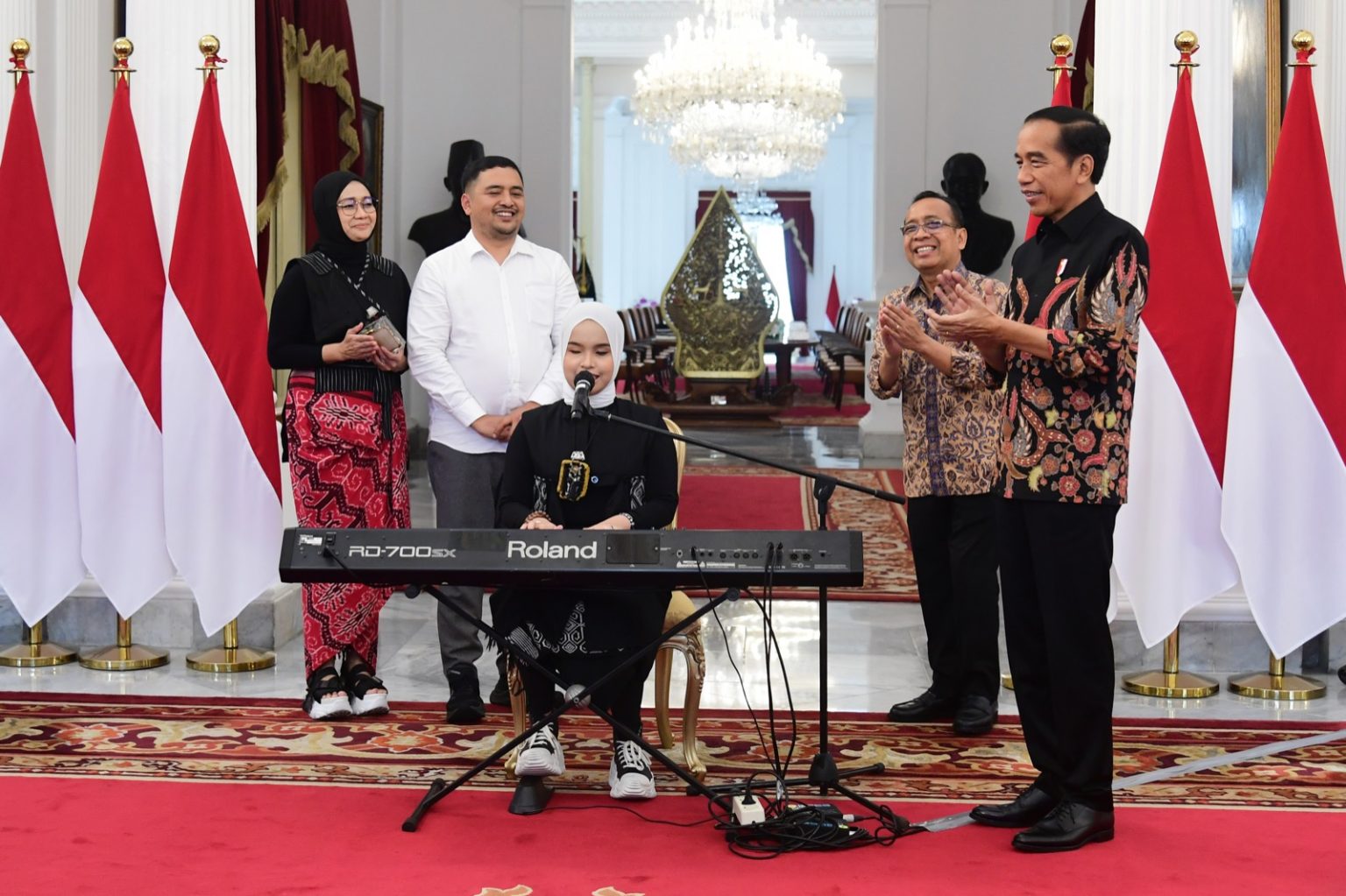 Presiden Jokowi menerima Putri Ariani, di Istana Merdeka Jakarta, Rabu (14/06).