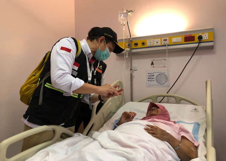 Petugas Kesehatan Indonesia Kunjungi Jemaah Haji Sakit Setiap Hari