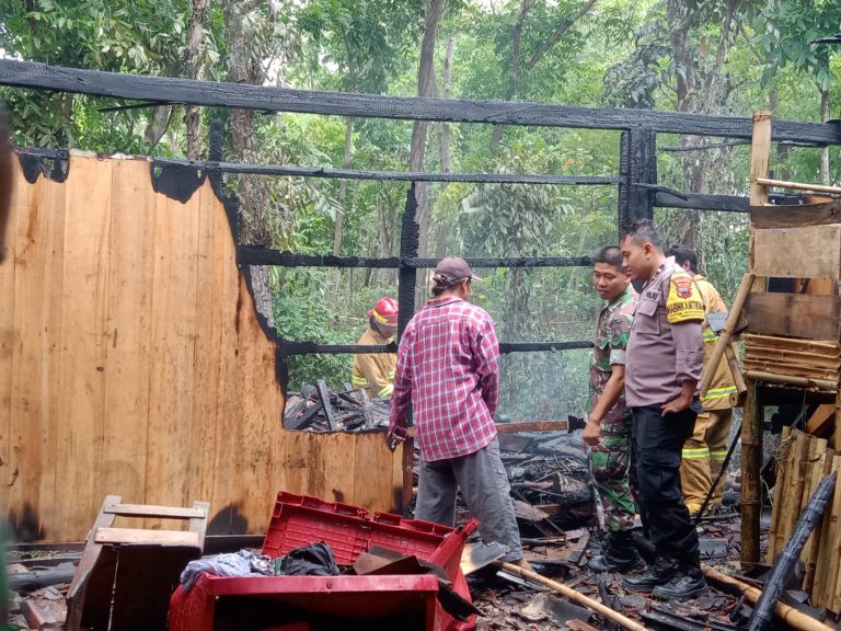Diduga Dipicu Api Bediang, Sebuah Rumah di Tawangharjo Terbakar