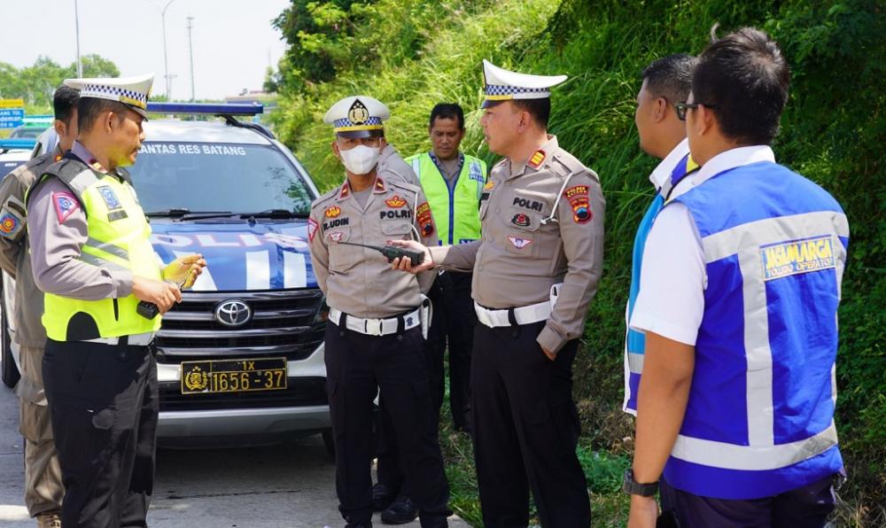 Tim Gabungan Gencar Tertibkan Parkir Liar di Exit Tol Kandeman