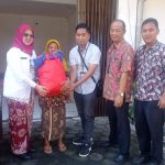 Penyandang Disabilitas Terima Bantuan Sembako dan Alat Sablon