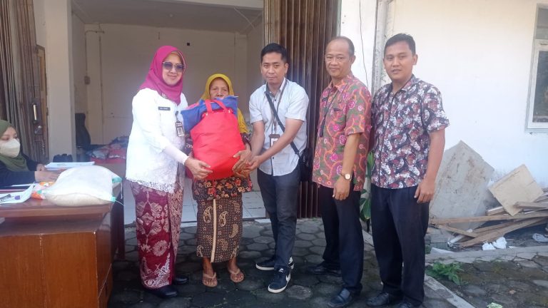Penyandang Disabilitas Terima Bantuan Sembako dan Alat Sablon