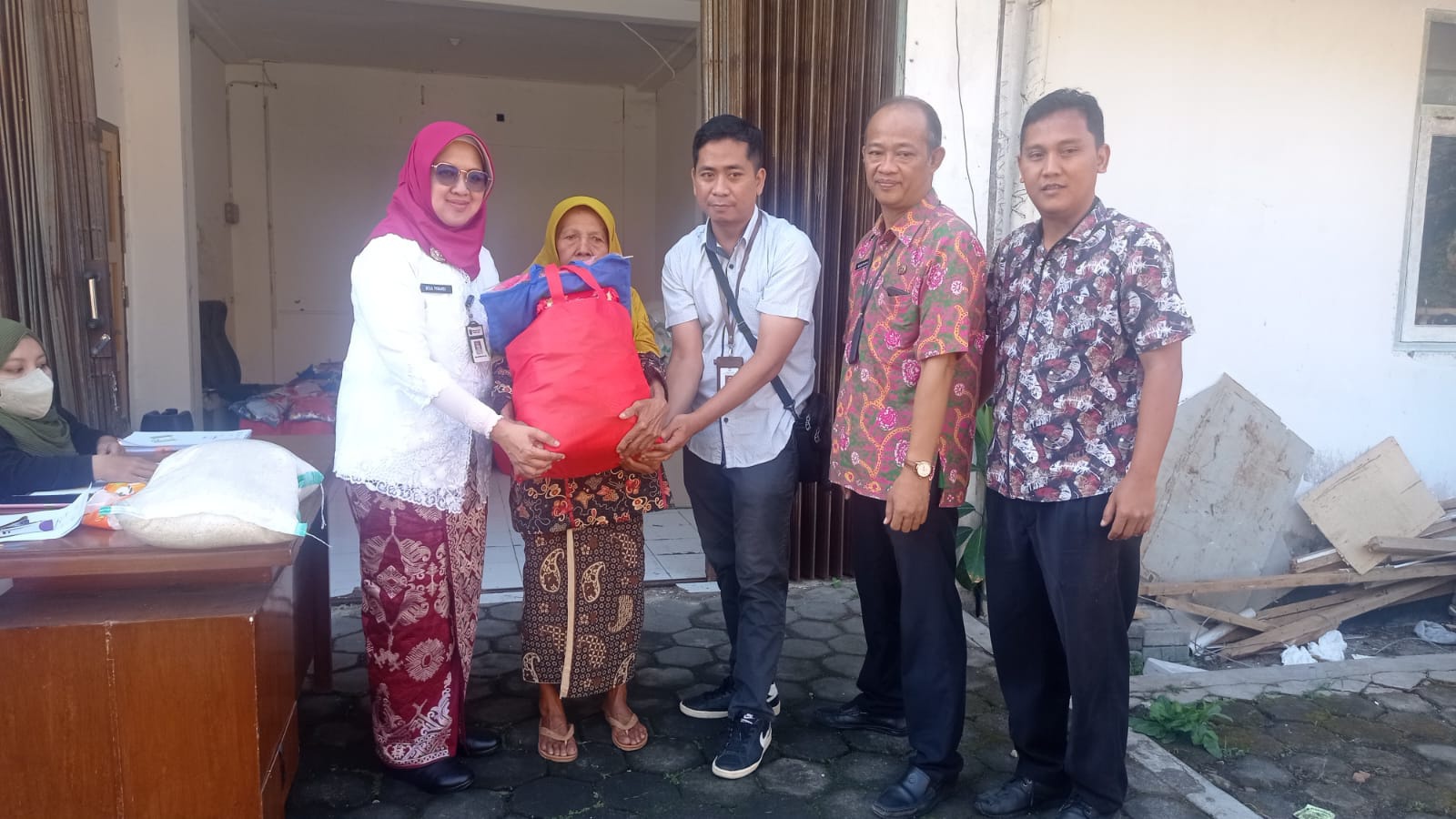 Penyandang Disabilitas Terima Bantuan Sembako dan Alat Sablon