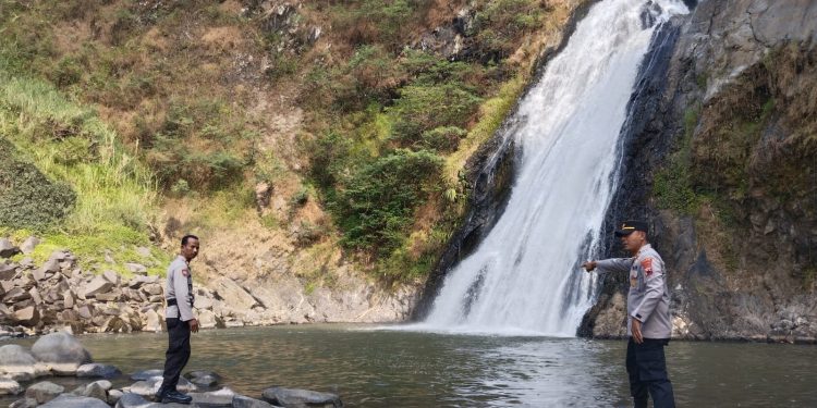 Petugas Gabungan Evakuasi Tiga Anak yang Tenggelam di Curug Barong