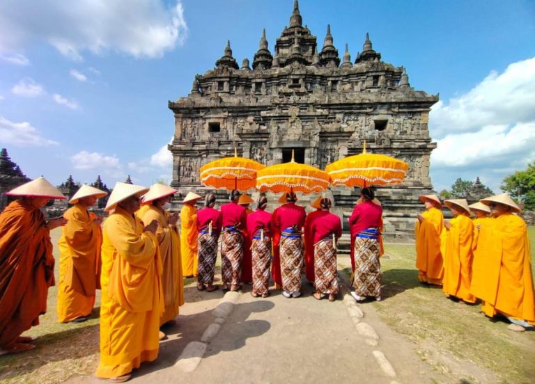 Ribuan Umat Buddha Rayakan Puncak Tri Suci Waisak di Candi Sojiwan