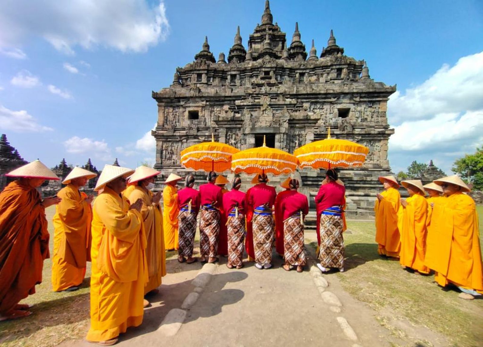 Ribuan Umat Buddha Rayakan Puncak Tri Suci Waisak di Candi Sojiwan
