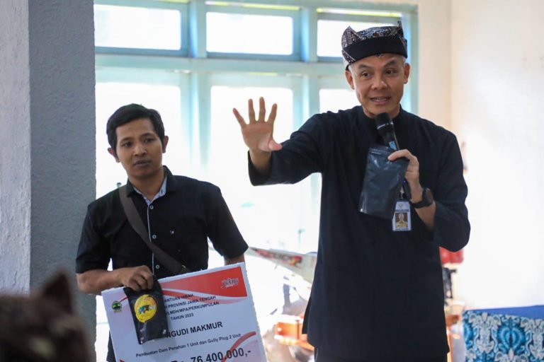 Ganjar Serahkan Bantuan Keuangan Lintas Sektor di Kendal Senilai Rp94,6 Miliar