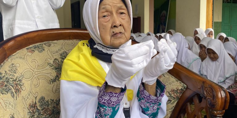 Mengaku Sehat dan Kuat, Mutingah Ach Shodi Calhaj Tertua Berusia 97 Tahun dari Purbalingga