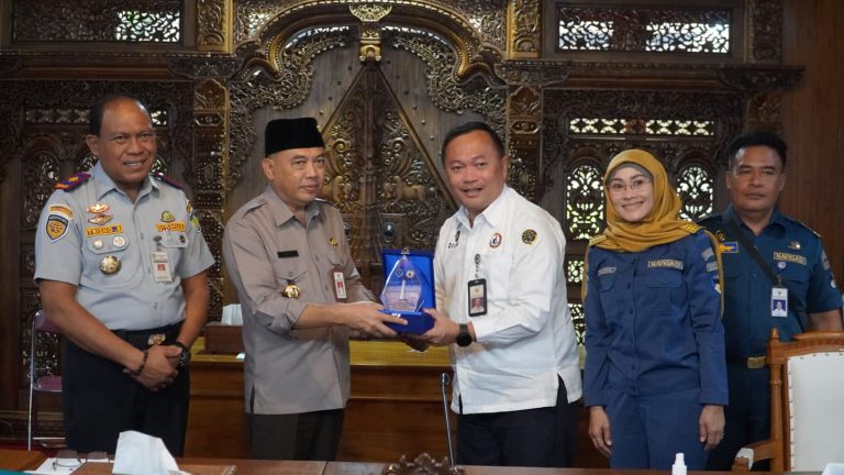 Pj. Bupati Jepara Harap Kapal Rakyat Dilengkapi Peralatan Navigasi