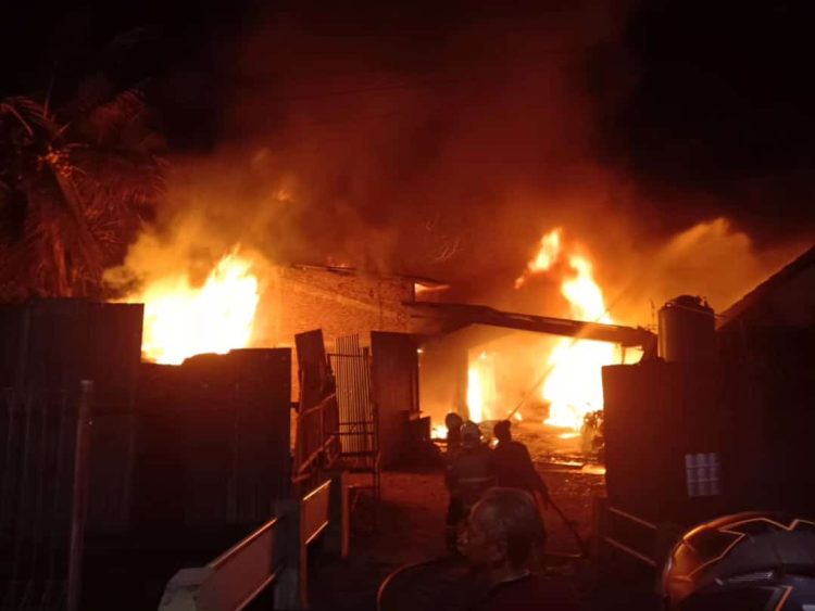 Polsek Banyumanik Bantu Padamkan Kebakaran Bengkel Motor yang Dekat Gudang Tiner