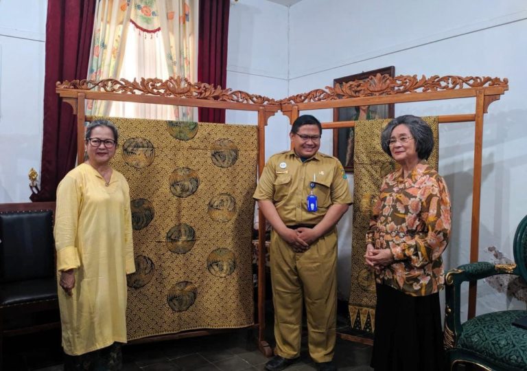 Museum Batik Terima Koleksi Kain dan Selendang Batik Pribadi dari Keluarga Bung Hatta