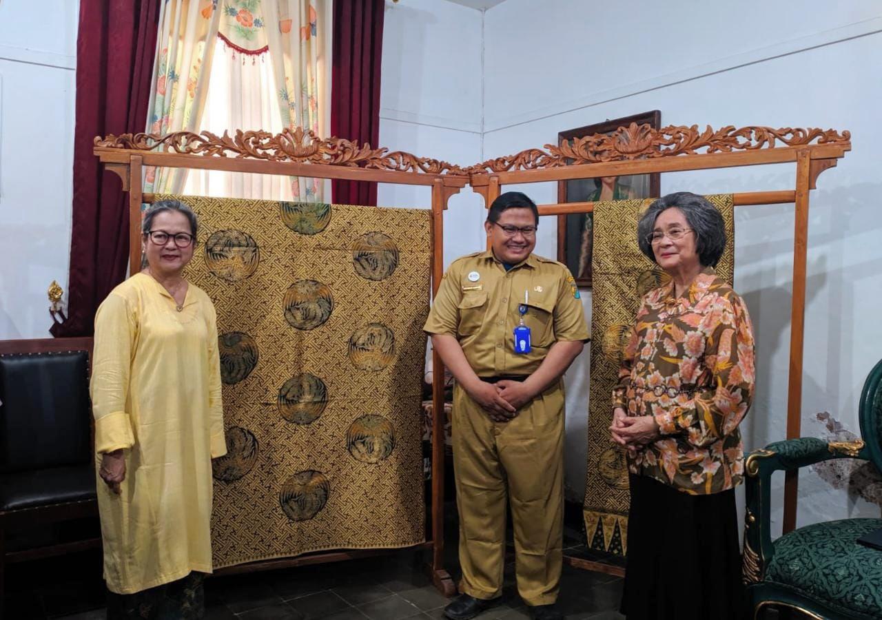 Museum Batik Terima Koleksi Kain dan Selendang Batik Pribadi dari Keluarga Bung Hatta