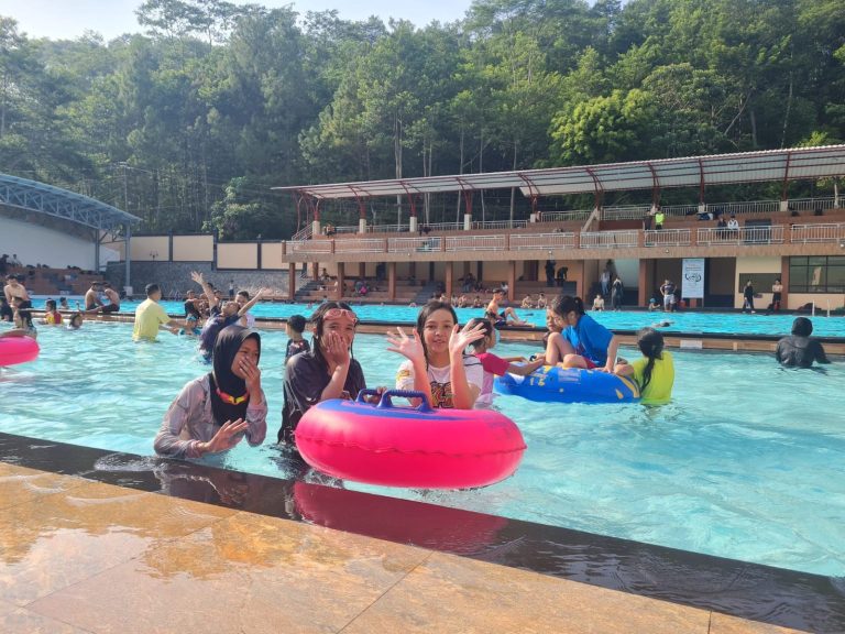 Berkat Bantuan Gubernur, Warga Wonosobo Senang Punya Kolam Renang Megah dan Murah