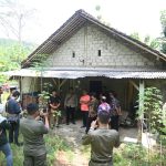 Bupati Arif Datangi Warganya yang Tinggal di Gubuk Reot Sambil Bawa Beras Sekarung