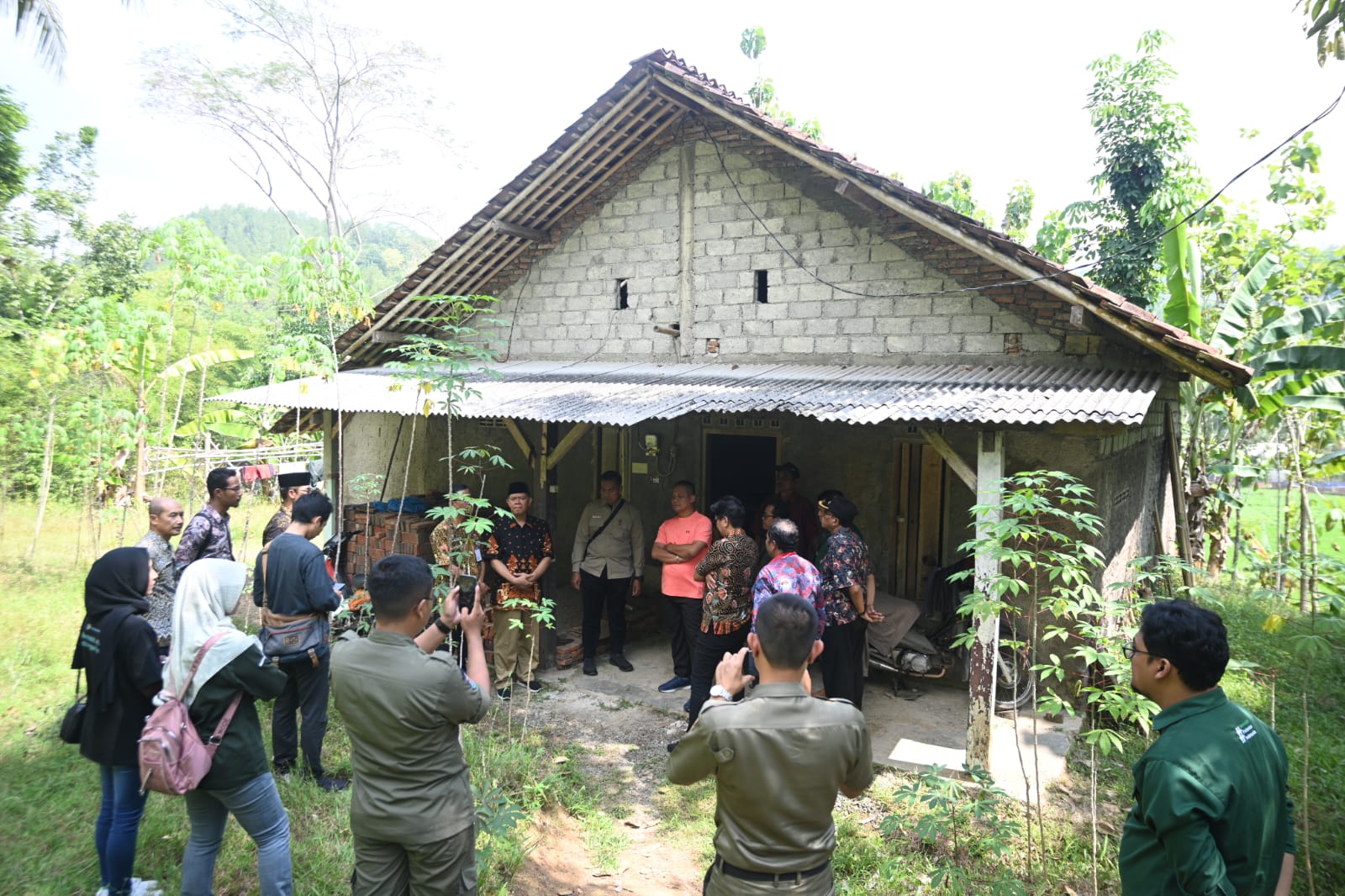 Bupati Arif Datangi Warganya yang Tinggal di Gubuk Reot Sambil Bawa Beras Sekarung