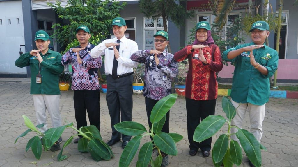 Bantu Atasi Stunting, Dinperpa Bagikan Bibit Pohon Pisang Cavendish