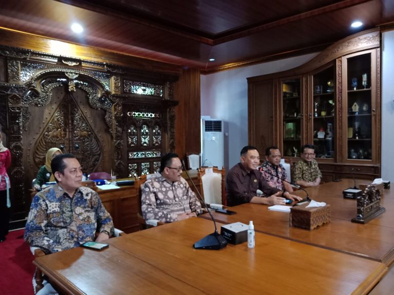 Pj Bupati Jepara Edy Supriyanta menerima Kunjungan Arsip Nasional Republik Indonesia (ANRI) di Ruang Command Center, Setda Jepara.