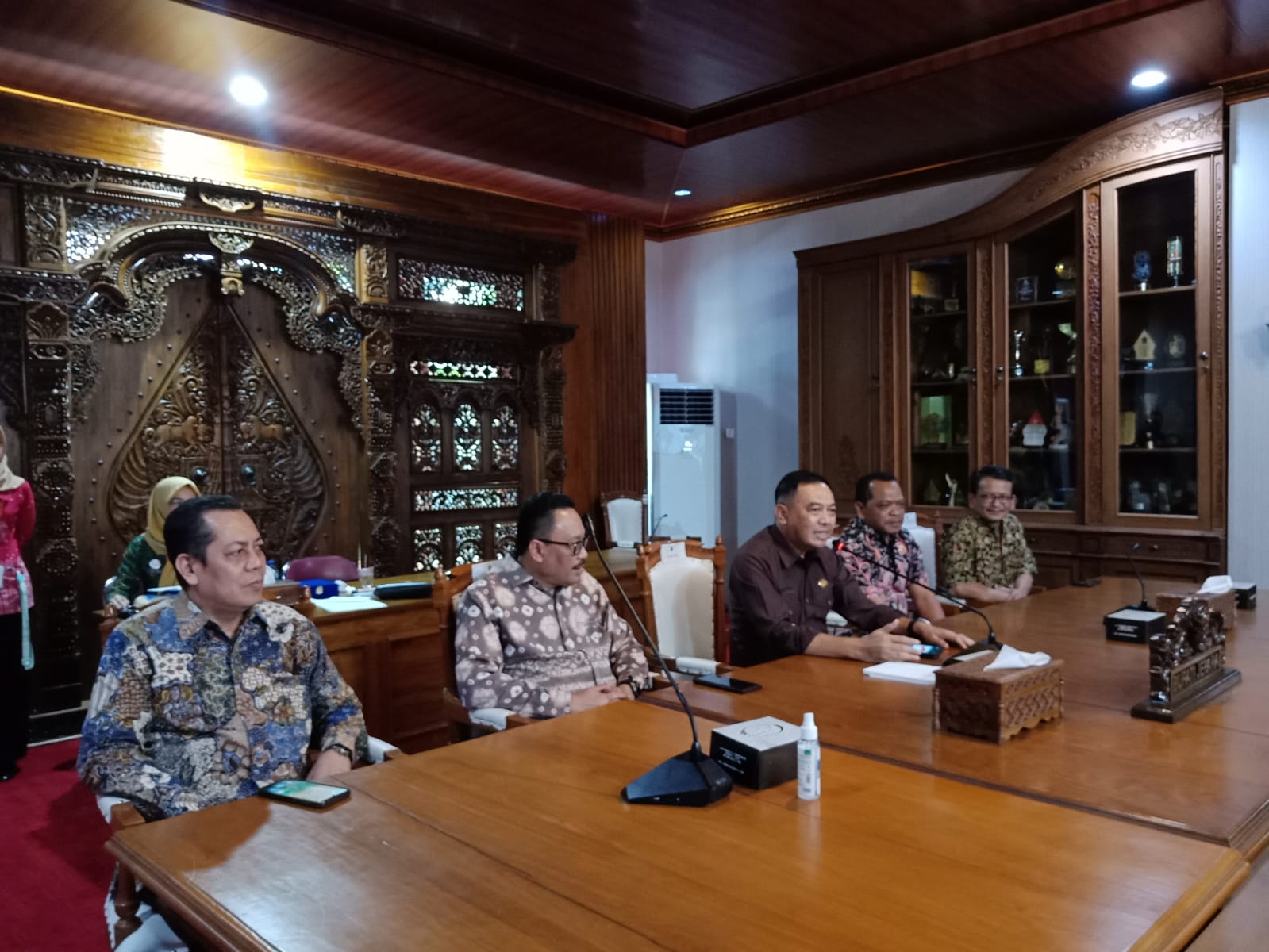 Pj Bupati Jepara Edy Supriyanta menerima Kunjungan Arsip Nasional Republik Indonesia (ANRI) di Ruang Command Center, Setda Jepara.