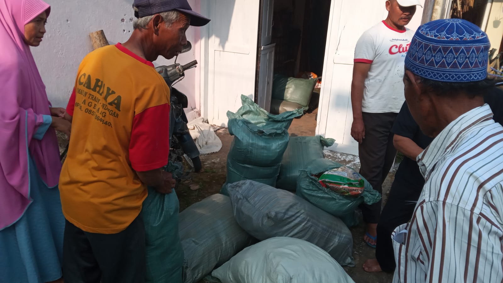 Kelompok Tani Sumber Rejeki Bandongan Bagi-bagi Pupuk, Per Petani Dapat 60 Karung