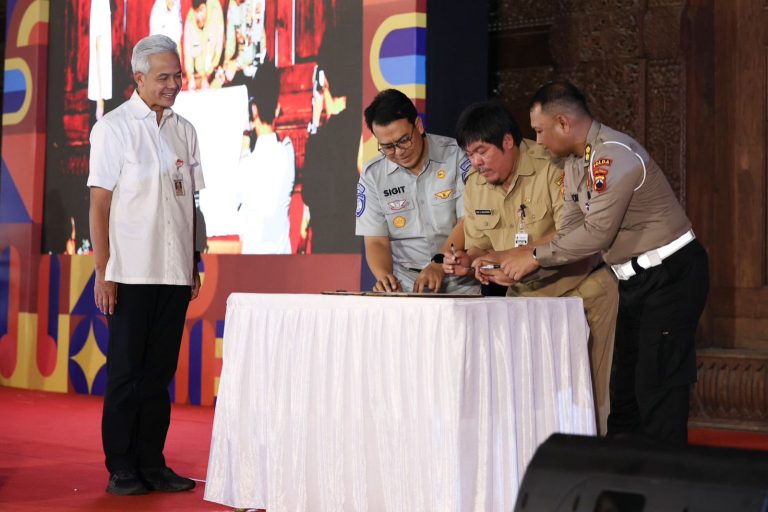 Ganjar Gandeng Bumdes Beri Kemudahan Bayar Pajak dengan Luncurkan Aplikasi Samsat Budiman