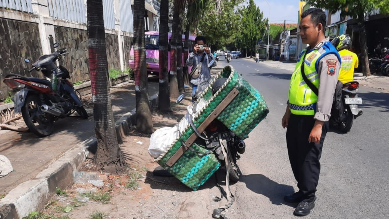 Pengangkut Rongsok Tewas Usai Tabrak Pagar Tembok di Jalan Kiai Telingsing