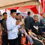 Presiden Jokowi memberikan keterangan pers usai meluncurkan program Pelaksanaan Rekomendasi Nonyudisial Pelanggaran HAM Berat di Indonesia, di Rumoh Geudong, Kabupaten Pidie, Aceh, Selasa (27/06) siang.