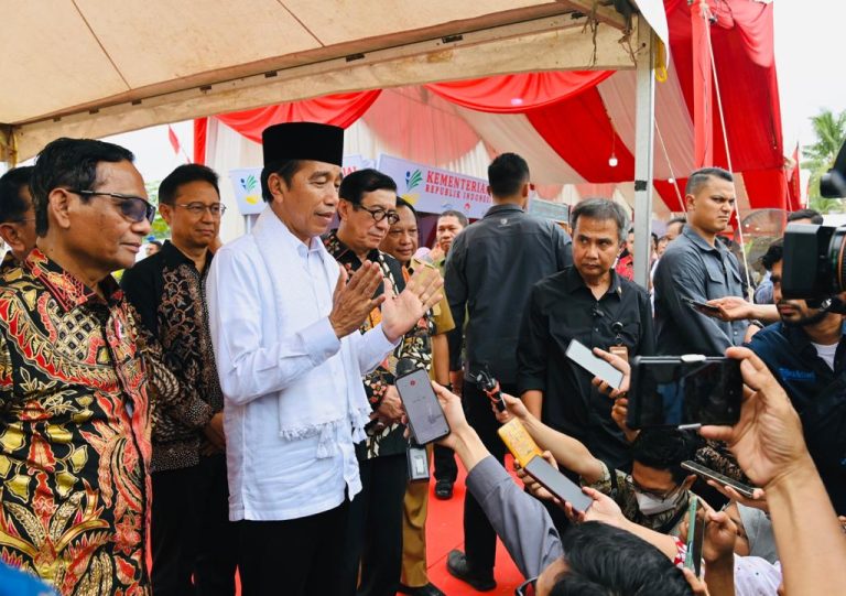 Presiden Jokowi memberikan keterangan pers usai meluncurkan program Pelaksanaan Rekomendasi Nonyudisial Pelanggaran HAM Berat di Indonesia, di Rumoh Geudong, Kabupaten Pidie, Aceh, Selasa (27/06) siang.