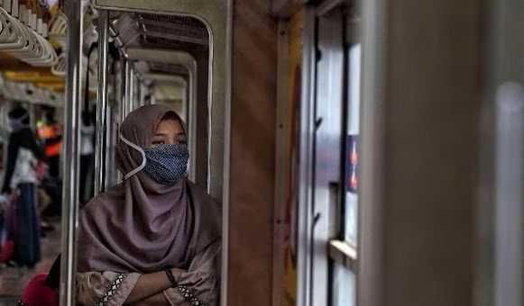 Satgas Covid-19 Bolehkan Warga Tak Pakai Masker di Moda Transportasi Umum