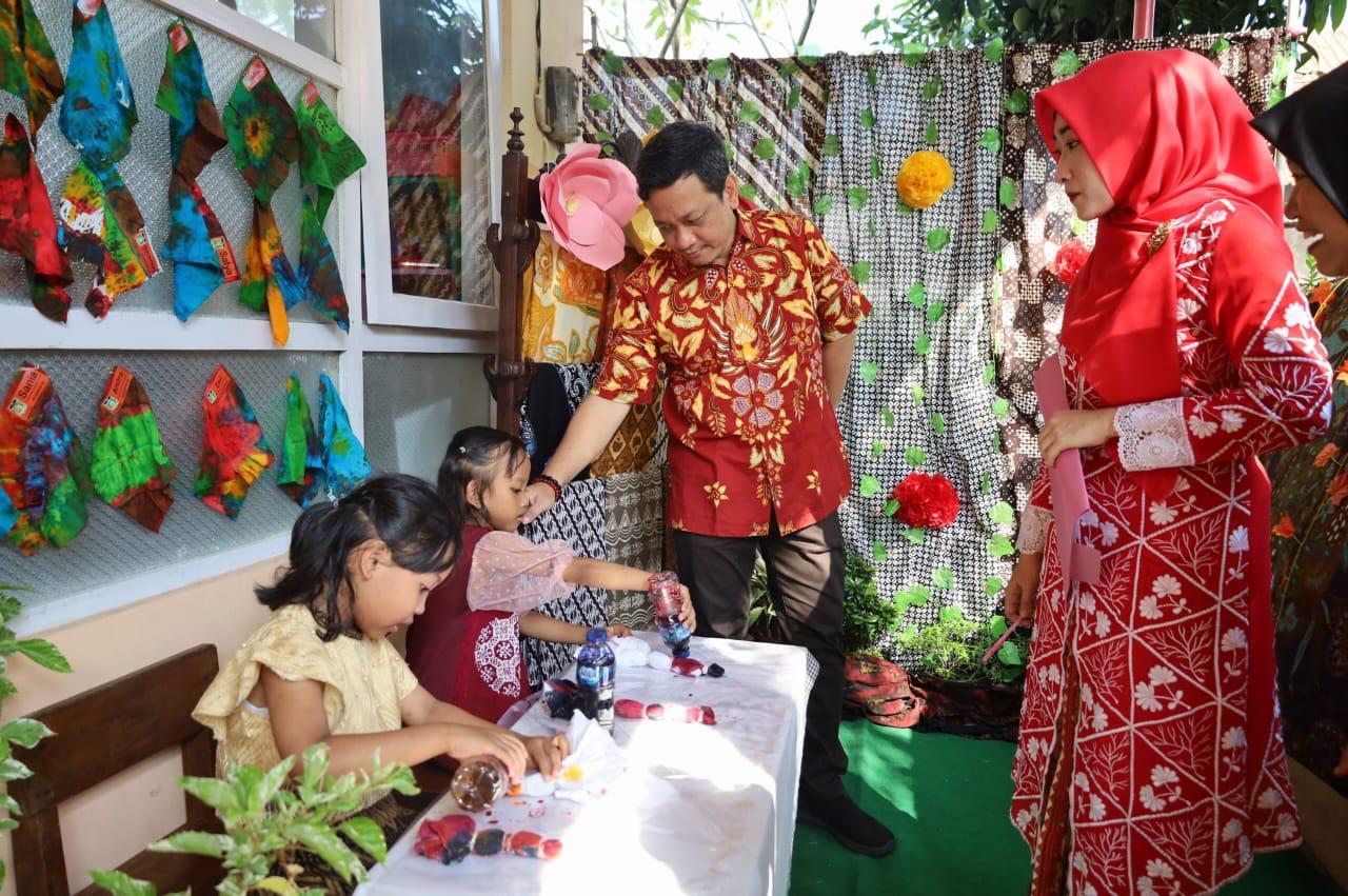 TK Ma’had Islam Kota Pekalongan Apresiasi Produk Kreasi Anak Melalui Gelar Karya