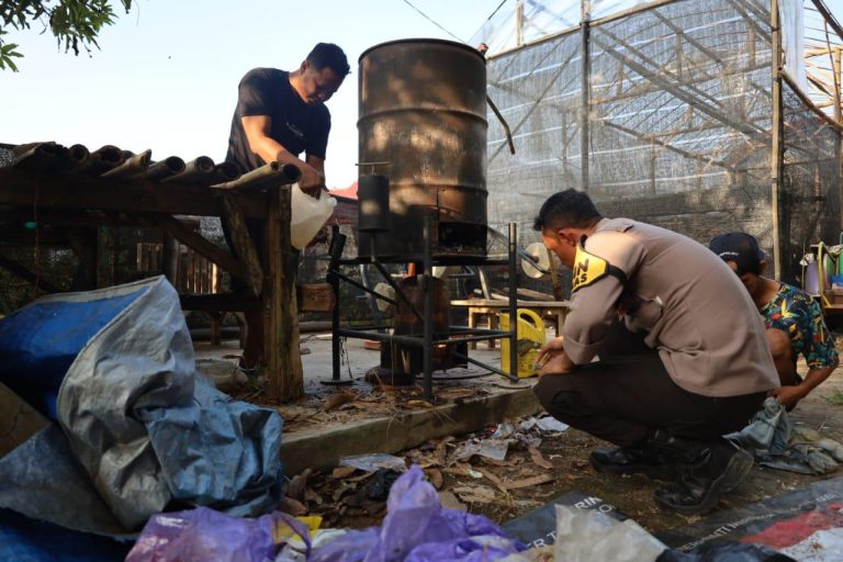 Pak Bhabinkamtibmas Berinovasi Incinerator Tanpa Asap