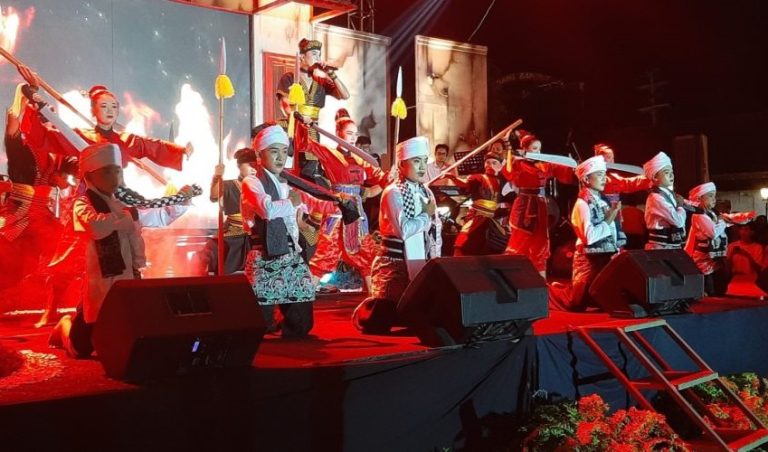Saksikan Pementasan Perang Kuning, Ribuan Warga Padati Alun-alun Lasem