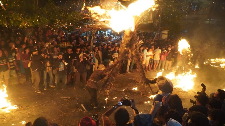 Dibuka Pj Bupati Jepara, Ribuan Penonton Menikmati Perang Obor di Tegalsambi