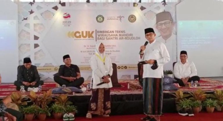 Menparekraf Sandiaga Uno Tantang Santriwati Batang Buat Baju Koko