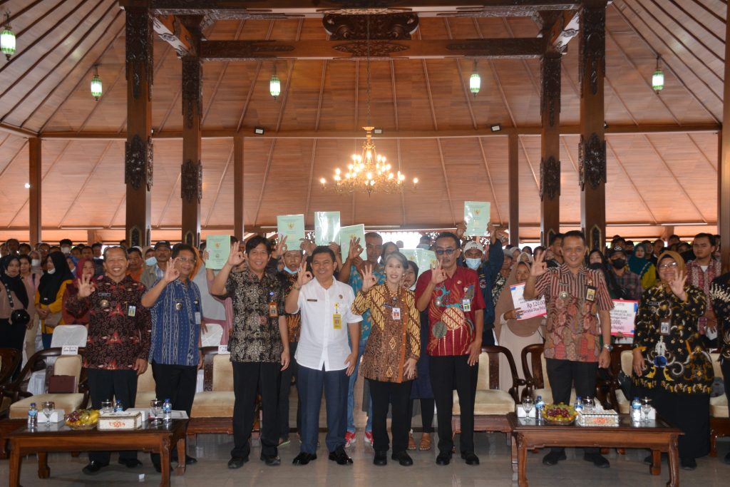Ratusan Nelayan dan Pembudidaya Ikan di Cilacap Terima Sertipikat Hak Atas Tanah
