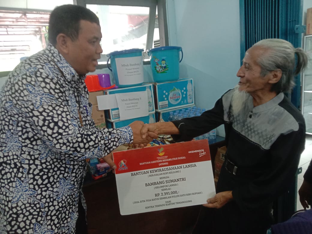 Kemensos Beri Bantuan Atensi Difabel dan Lansia di Temanggung