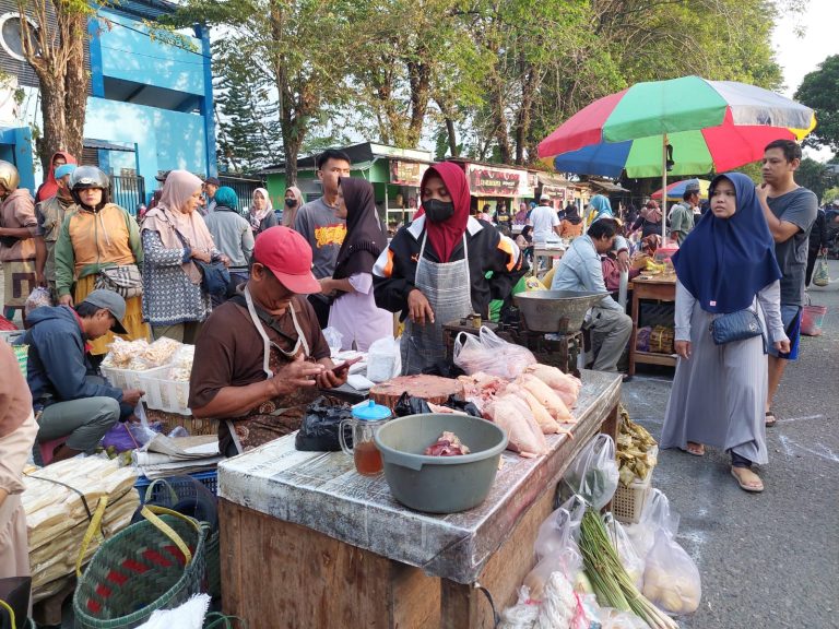 Sekitar 700 Pedagang Pasar Pagi Mulai Pindah ke Stadion Candradimuka